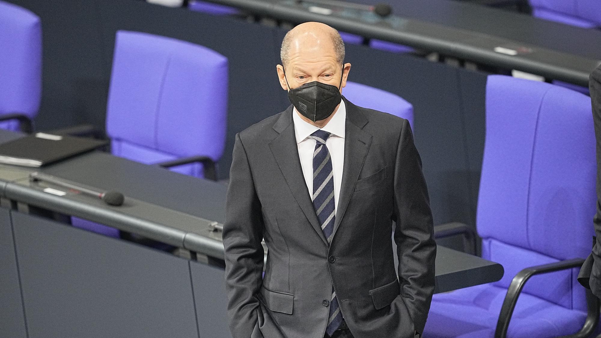 Bundeskanzler Olaf Scholz wartet auf den Beginn der Plenarsitzung im Deutschen Bundestag. Die Hauptthemen der 6. Sitzung der 20. Legislaturperiode sind die Verlängerung der Corona-Wirtschaftshilfen und das auslaufende Investitionsprogramm für den Ausbau der Ganztagsbetreuung von Kindern.