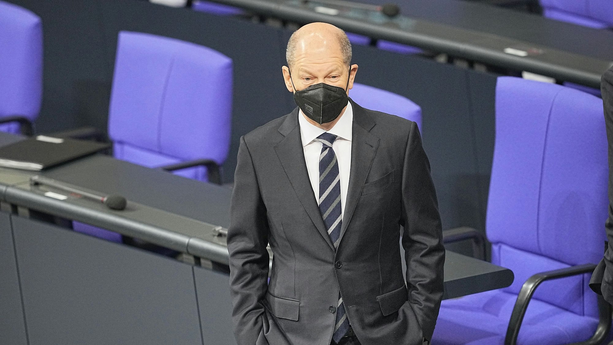 Bundeskanzler Olaf Scholz wartet auf den Beginn der Plenarsitzung im Deutschen Bundestag. Die Hauptthemen der 6. Sitzung der 20. Legislaturperiode sind die Verlängerung der Corona-Wirtschaftshilfen und das auslaufende Investitionsprogramm für den Ausbau der Ganztagsbetreuung von Kindern.