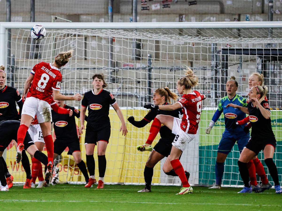 Getümmel im Strafraum im Spiel der Frauen-Bundesliga zwischen dem SC Freiburg und dem 1. FC Köln