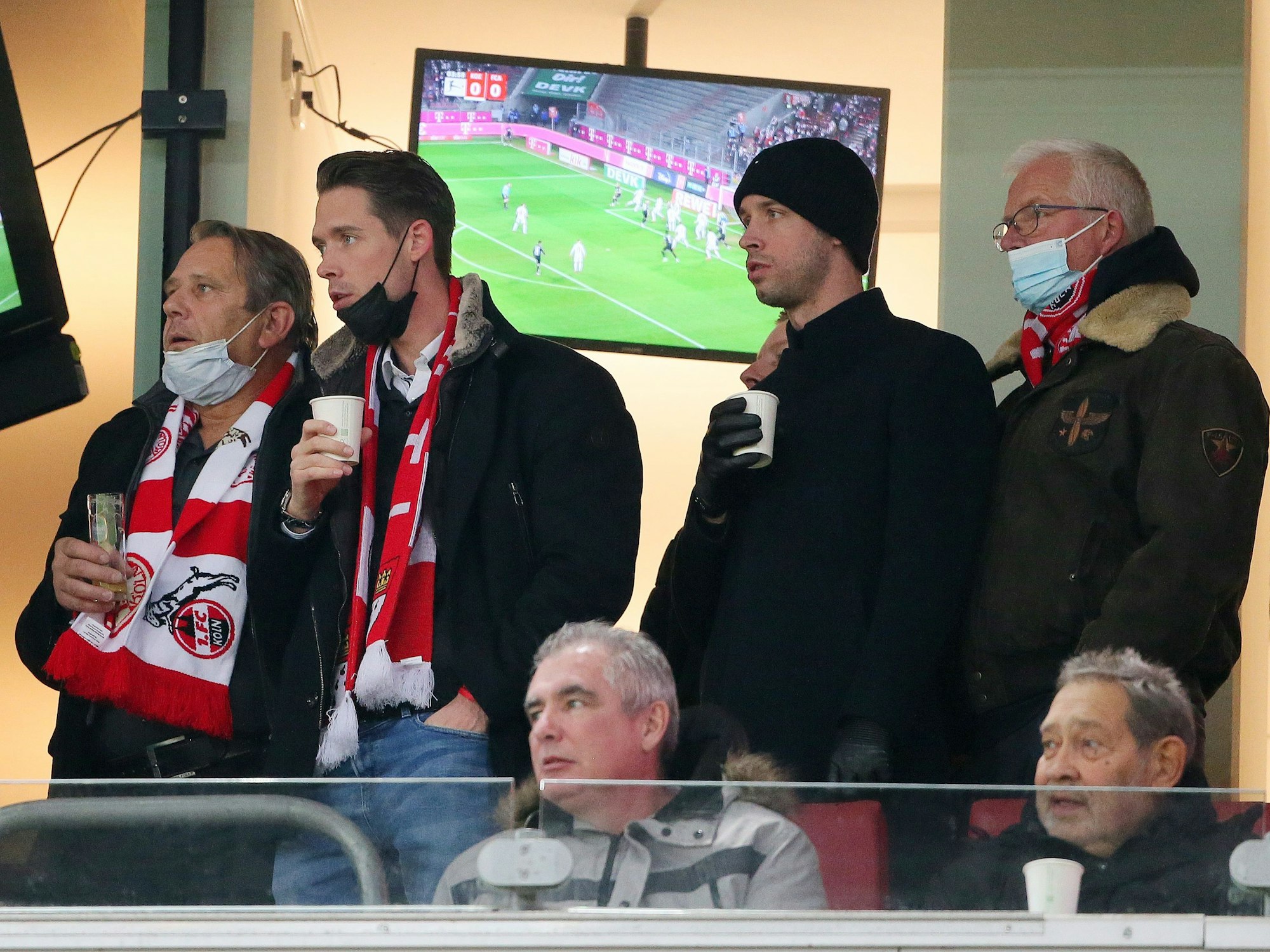 1.FC Köln vs. FC Augsburg, 15. Spieltag, 10.12.21, 20.30 Uhr, 2. von rechts: Mark Uth (1. FC Köln), Bild: Herbert Bucco