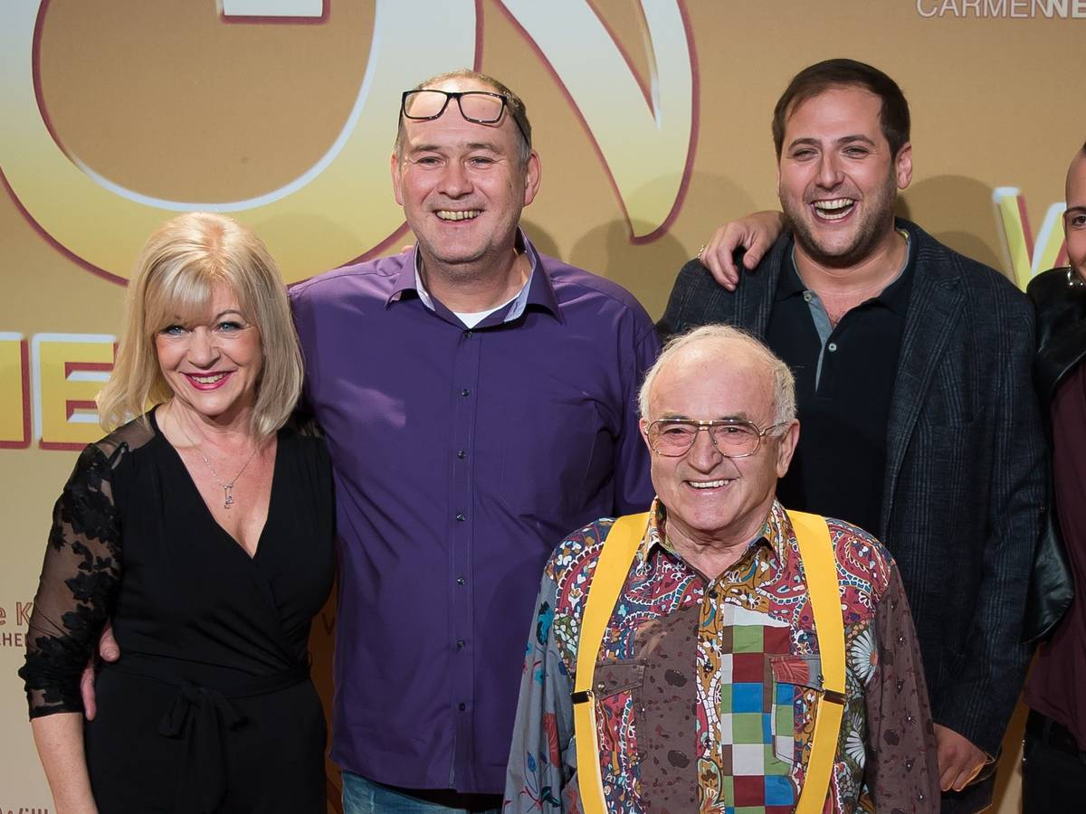 Die Händler der ZDF-Sendung „Bares für Rares“: Elke Velten (von links nach rechts), Walter Lehnertz, Ludwig Hofmeier, Julian Schmitz-Avila und Fabian Kahl. Das Bild wurde 2017 geschossen.