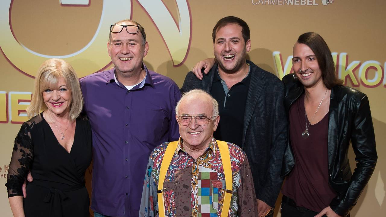 Die Händler der ZDF-Sendung „Bares für Rares“: Elke Velten (von links nach rechts), Walter Lehnertz, Ludwig Hofmeier, Julian Schmitz-Avila und Fabian Kahl. Das Bild wurde 2017 geschossen.
