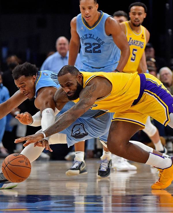 LeBron James von den Los Angeles Lakers im Zweikampf mit Xavier Tillman von den Memphis Grizzlies.
