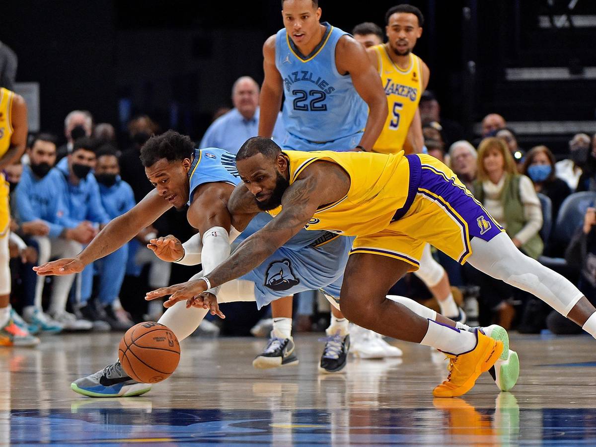 LeBron James von den Los Angeles Lakers im Zweikampf mit Xavier Tillman von den Memphis Grizzlies.