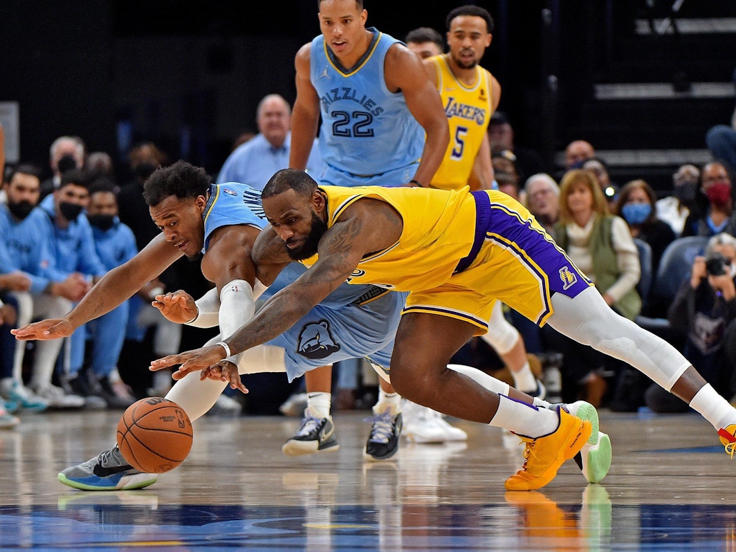 LeBron James von den Los Angeles Lakers im Zweikampf mit Xavier Tillman von den Memphis Grizzlies.