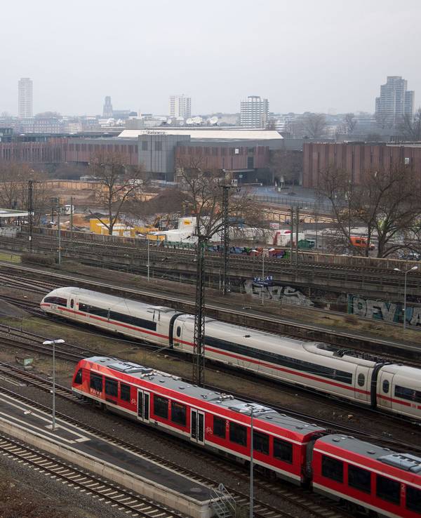 Eine Frau will eigentlich vom Bahnhof Köln-Deutz (Foto stammt aus dem Jahr 2016) mit der Deutschen Bahn fahren: Doch mit der Reservierung stimmt etwas nicht...