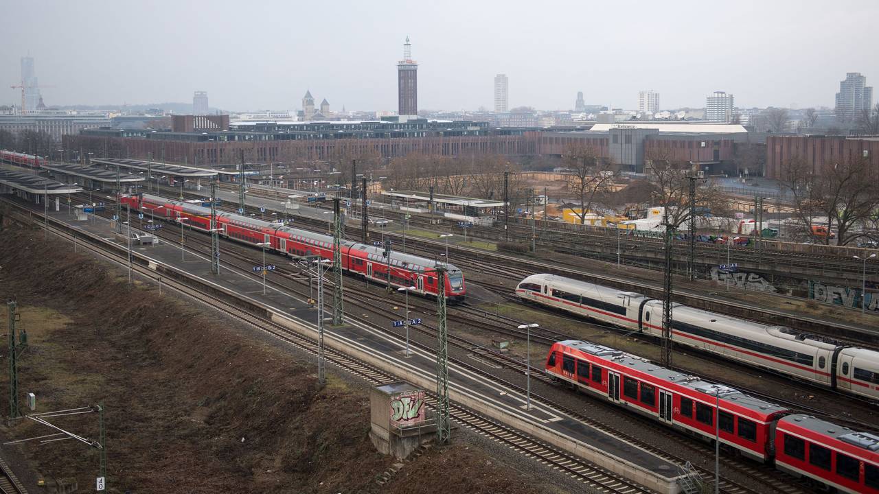 Eine Frau will eigentlich vom Bahnhof Köln-Deutz (Foto stammt aus dem Jahr 2016) mit der Deutschen Bahn fahren: Doch mit der Reservierung stimmt etwas nicht...