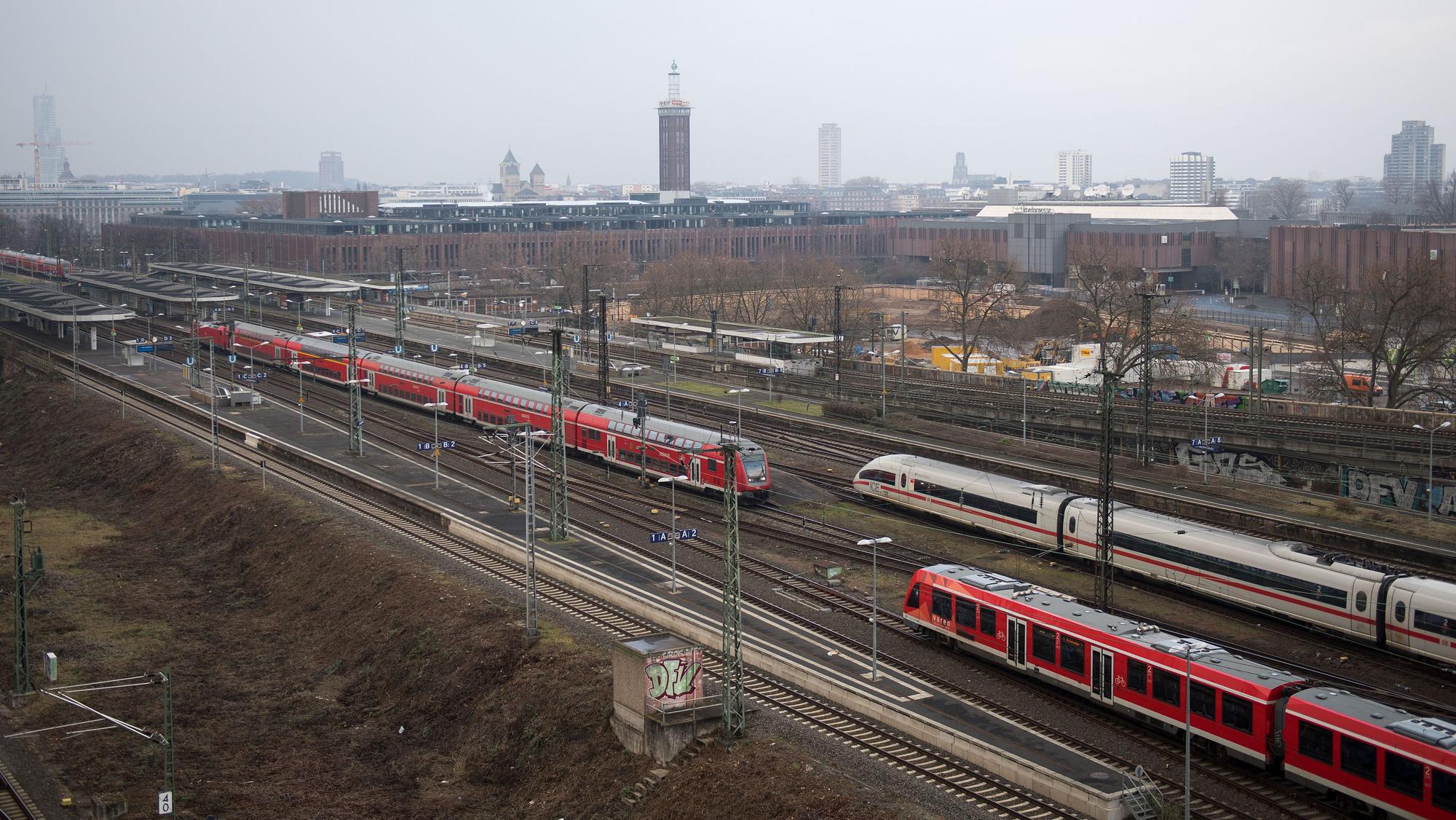 Eine Frau will eigentlich vom Bahnhof Köln-Deutz (Foto stammt aus dem Jahr 2016) mit der Deutschen Bahn fahren: Doch mit der Reservierung stimmt etwas nicht...