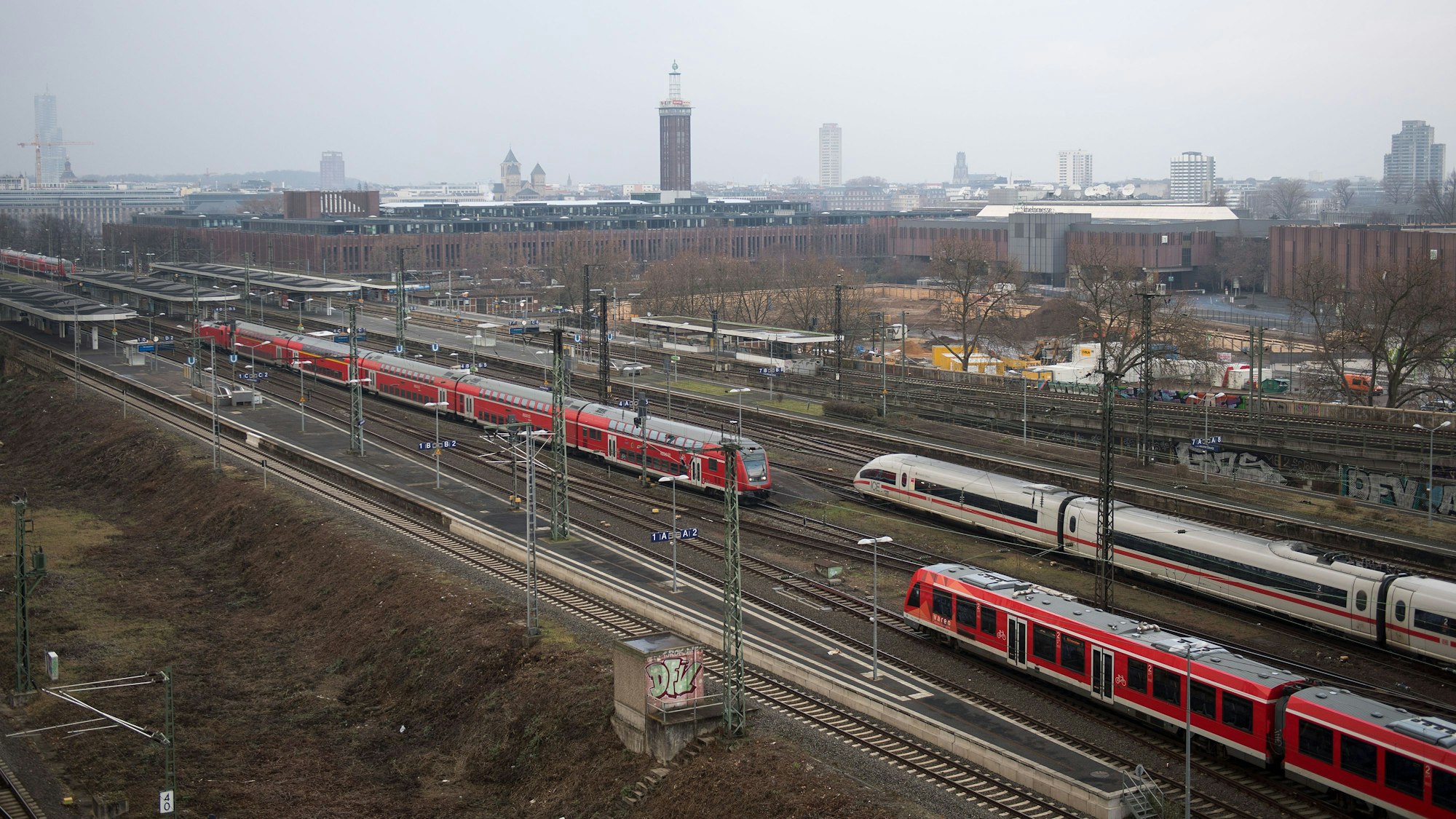Eine Frau will eigentlich vom Bahnhof Köln-Deutz (Foto stammt aus dem Jahr 2016) mit der Deutschen Bahn fahren: Doch mit der Reservierung stimmt etwas nicht...