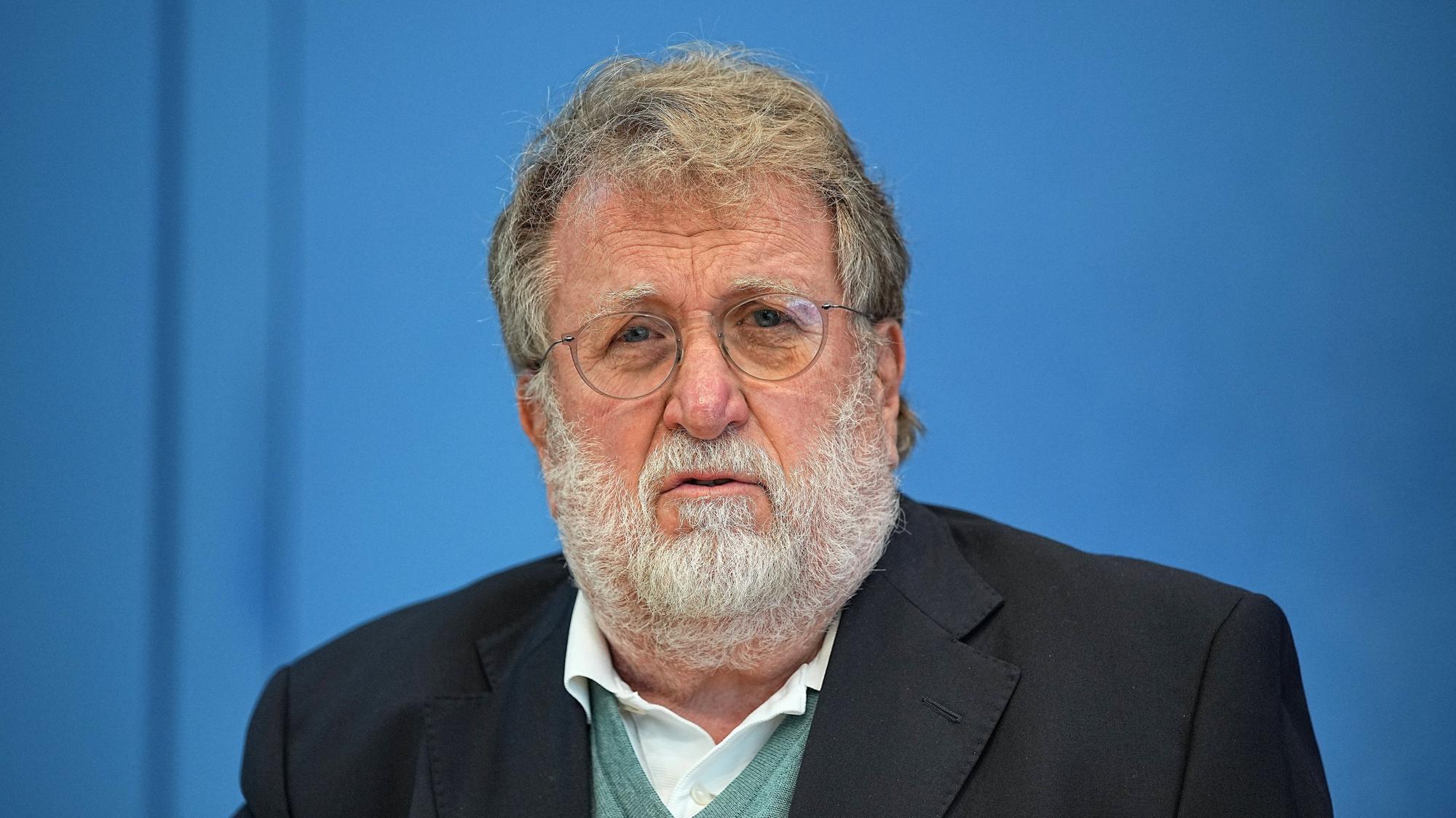 Thomas Mertens, Vorsitzender der Ständigen Impfkommission (Stiko), nimmt an einer Pressekonferenz zu Grippeimpfung und Corona teil.