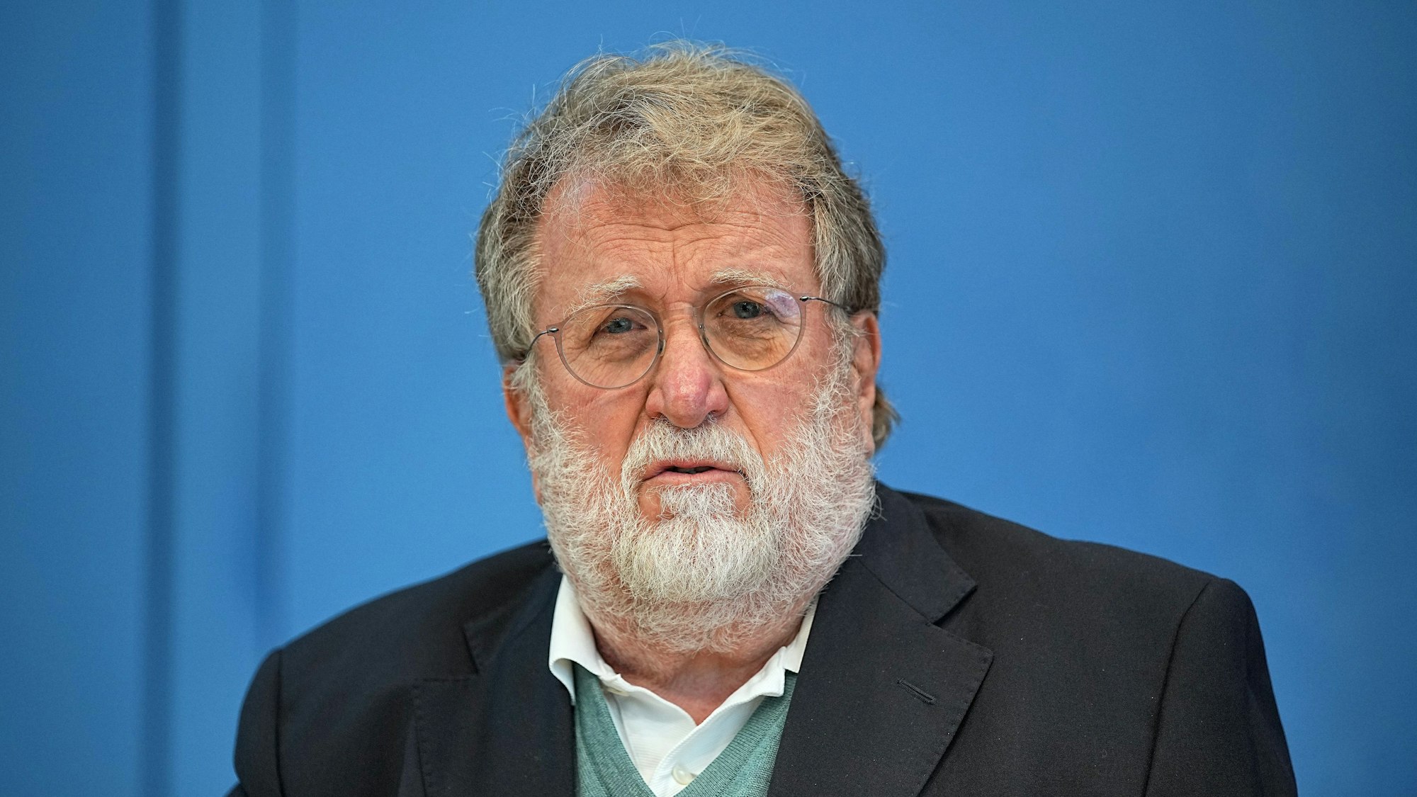 Thomas Mertens, Vorsitzender der Ständigen Impfkommission (Stiko), nimmt an einer Pressekonferenz zu Grippeimpfung und Corona teil.