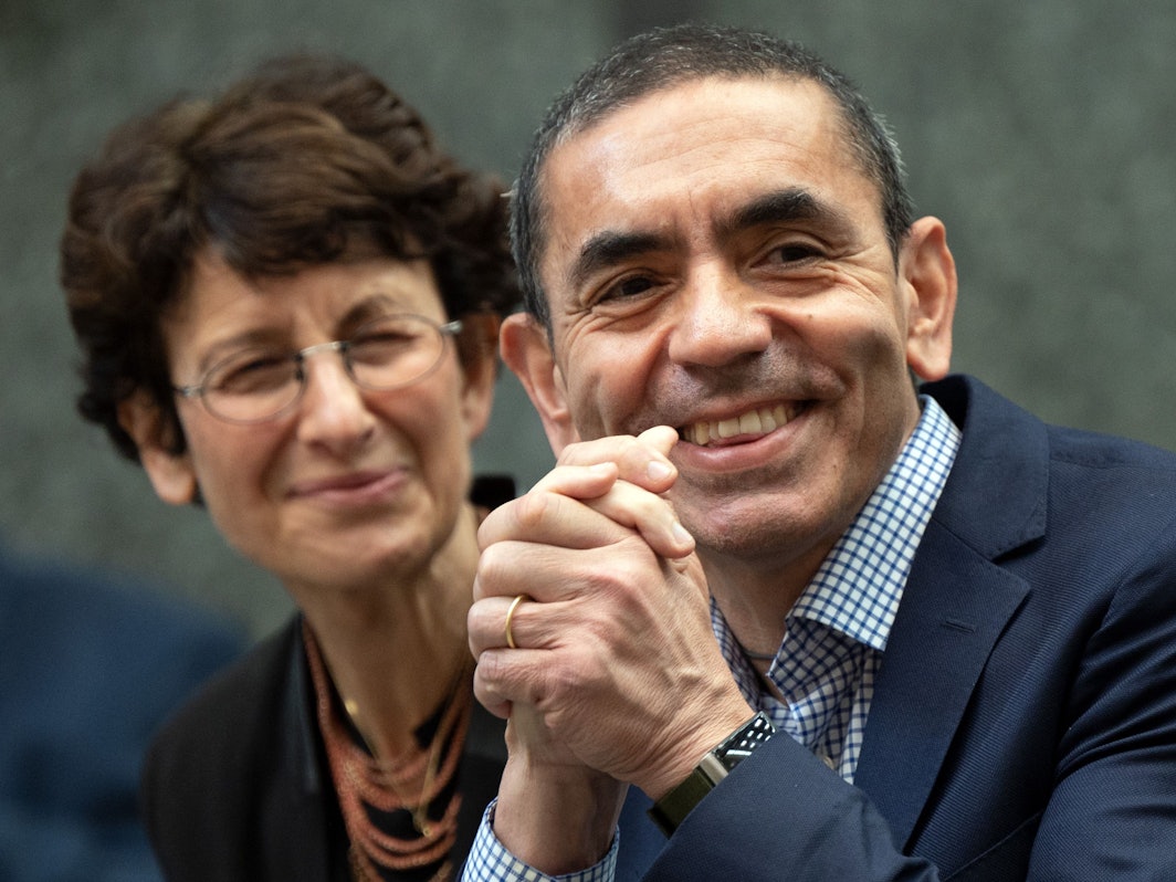 Die Biontech-Gründer Ugur Sahin (r.) und Özlem Türeci (hier im November in Köln bei einer Ehrung im Rathaus): Nachdem haarsträubende Gerüchte über Sahin die Runde machten, musste sich der Wissenschaftler mit einem Beweisfoto wehren.