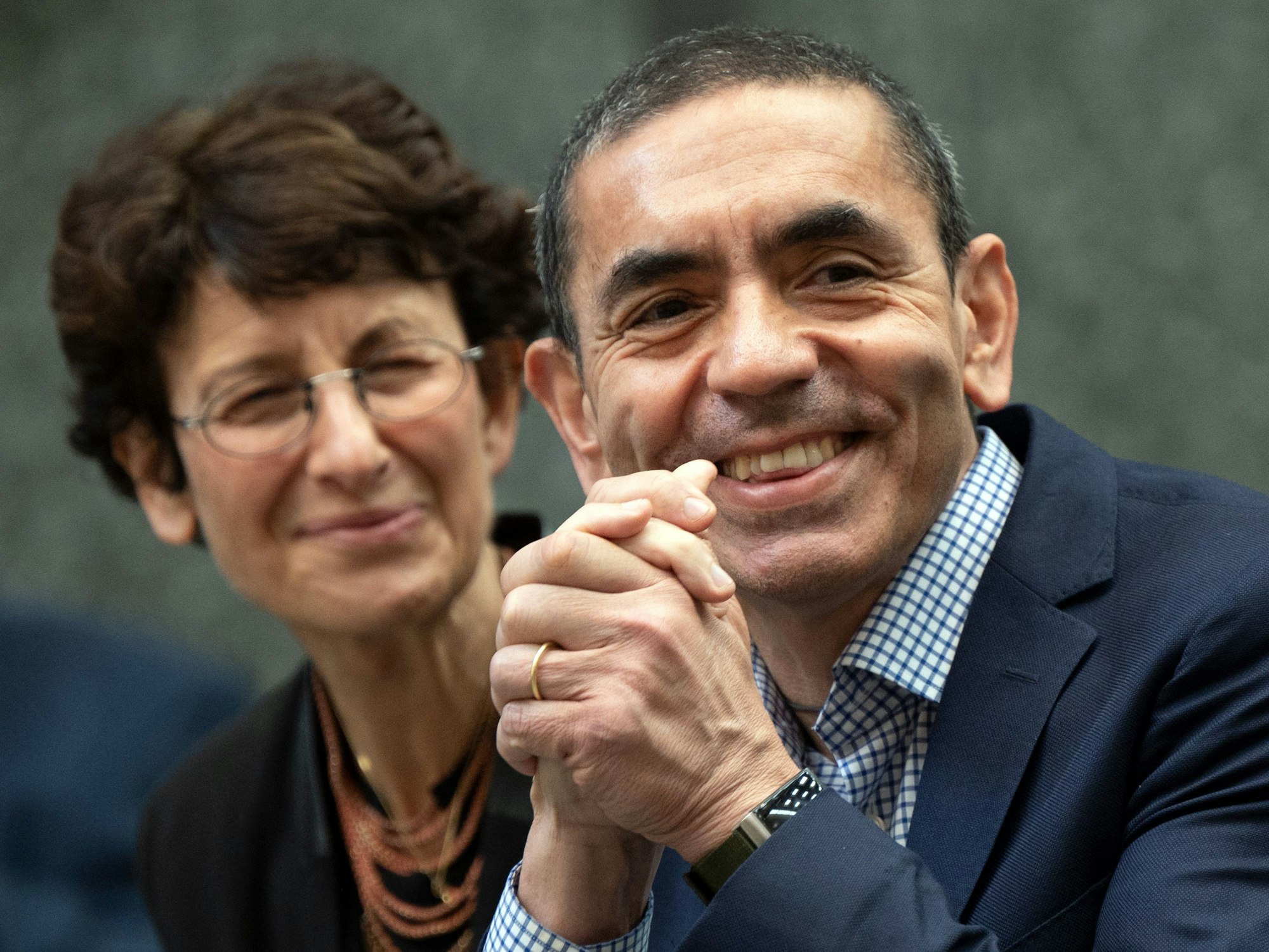 Ugur Sahin und Özlem Türeci schauen in die Kamera.