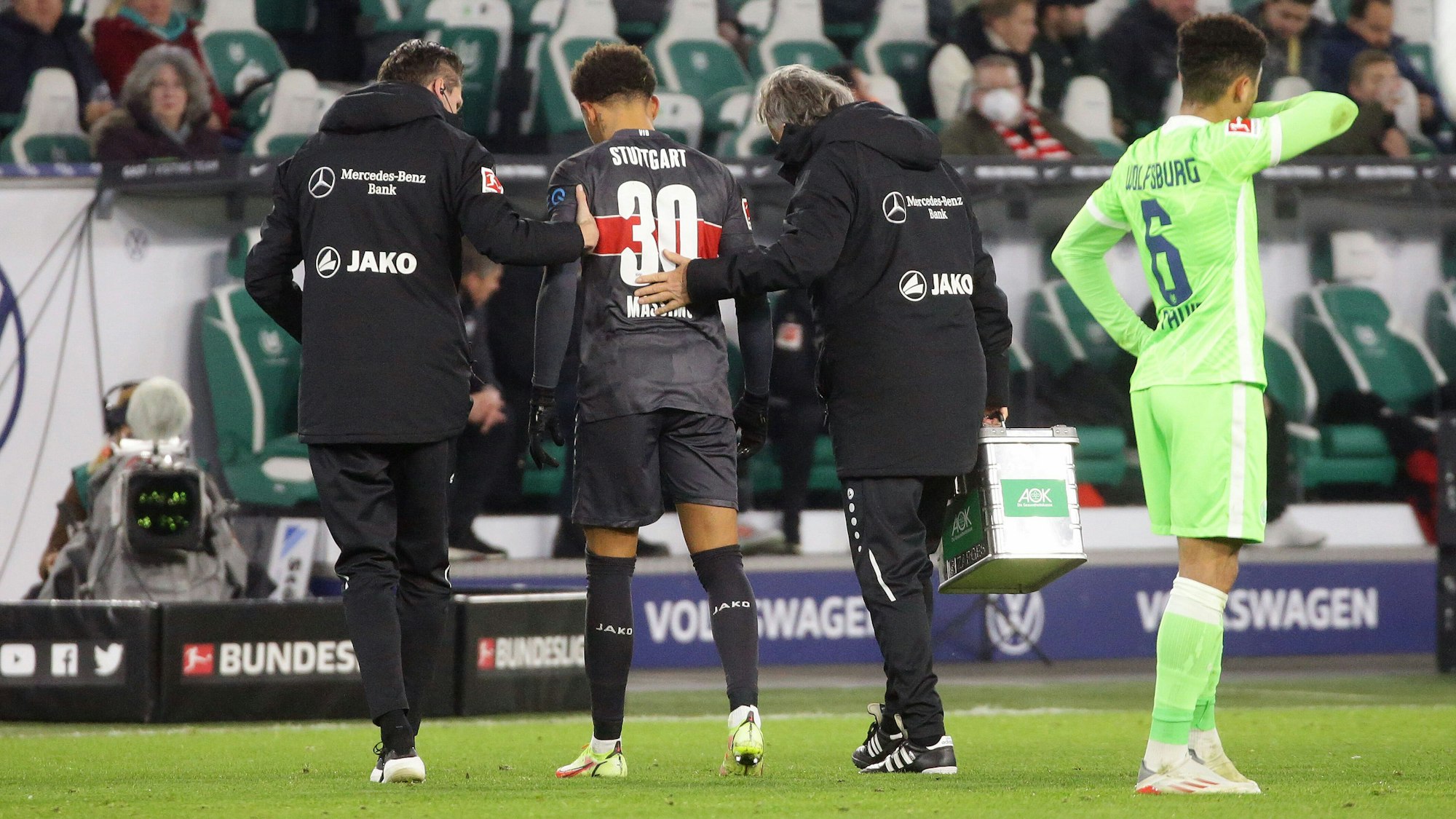 Roberto Massimo wird von Betreuern gestützt