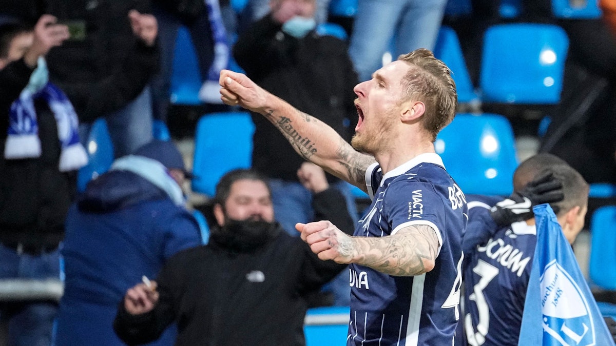 Sebastian Polter verwandelt einen Elfmeter gegen Dortmund