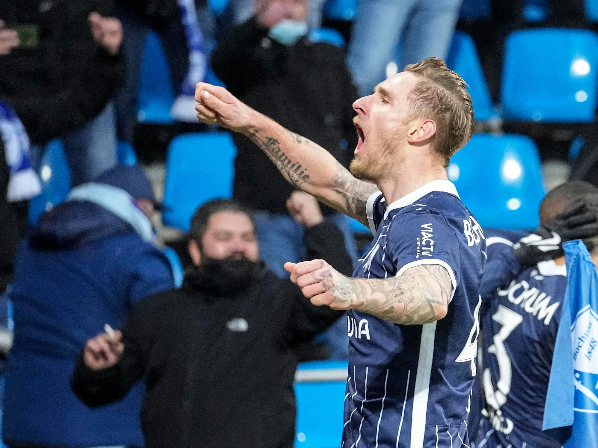 Sebastian Polter verwandelt einen Elfmeter gegen Dortmund