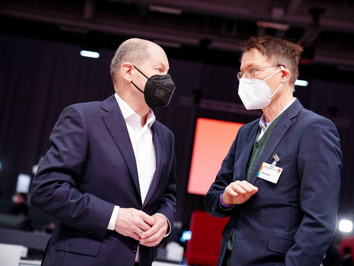 Bundeskanzler Olaf Scholz (SPD) und Karl Lauterbach (SPD), Bundesminister für Gesundheit, nehmen am SPD-Bundesparteitag teil.