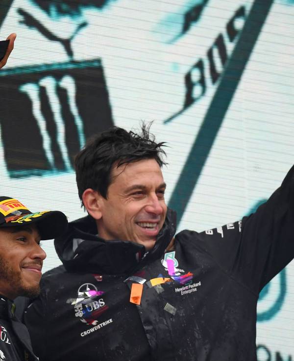 Toto Wolff und Lewis Hamilton feiern einen Sieg Arm in Arm
