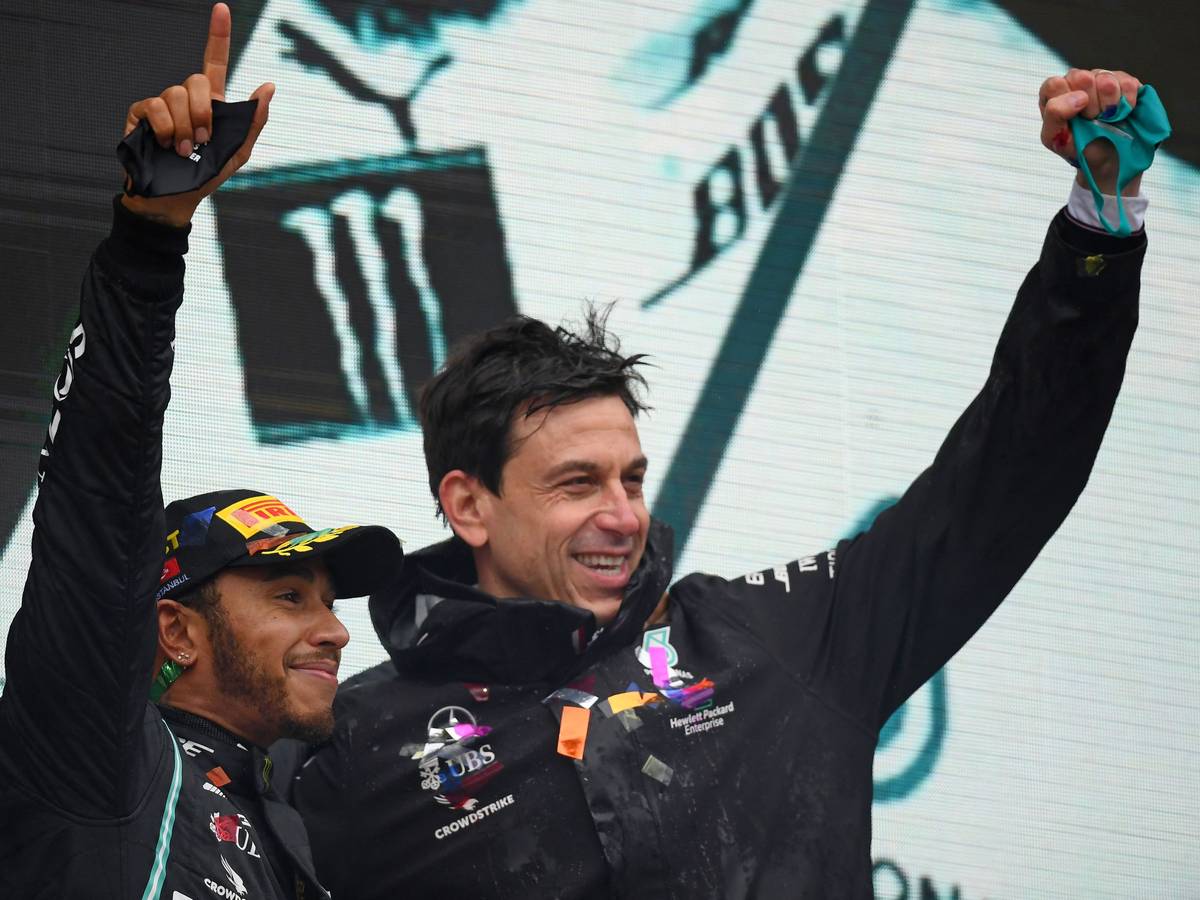 Toto Wolff und Lewis Hamilton feiern einen Sieg Arm in Arm