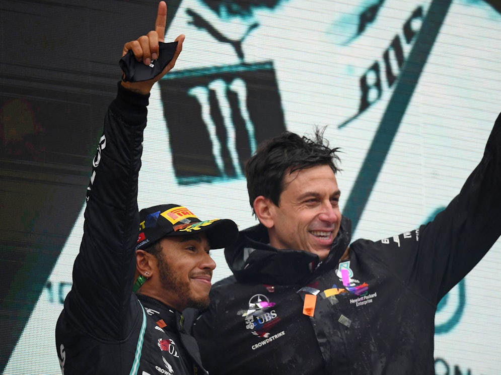 Toto Wolff und Lewis Hamilton feiern einen Sieg Arm in Arm