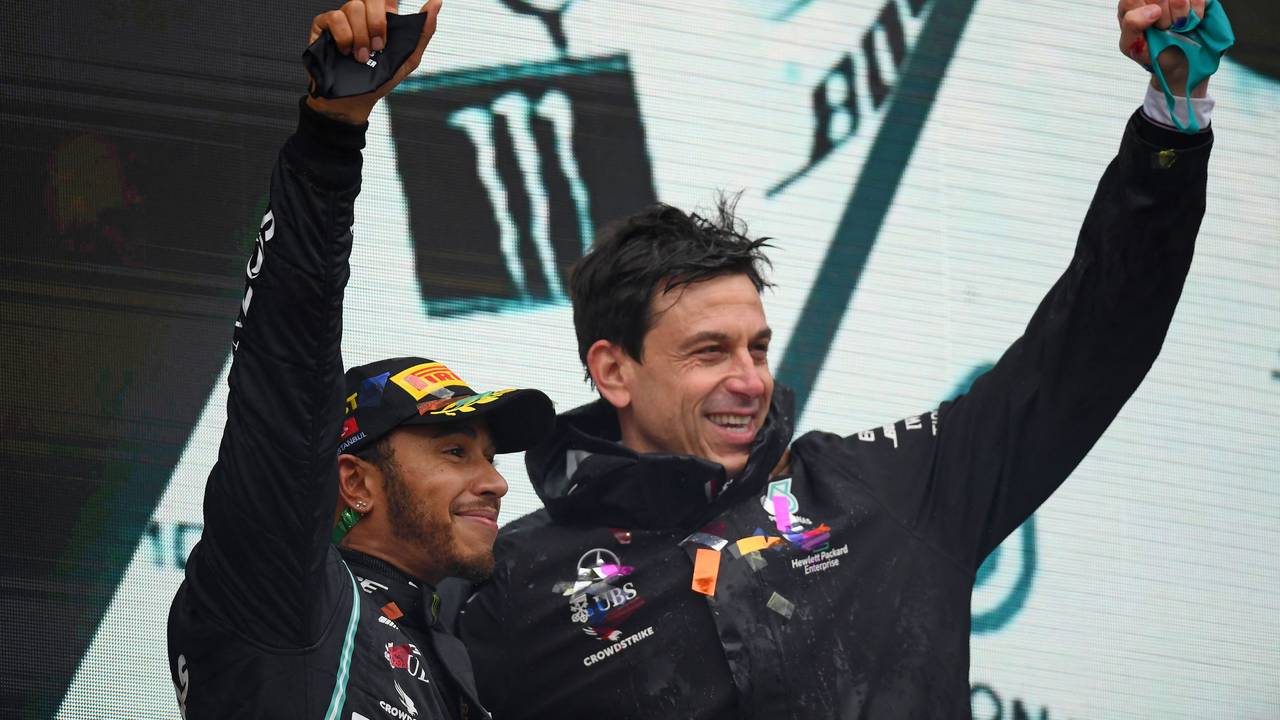 Toto Wolff und Lewis Hamilton feiern einen Sieg Arm in Arm
