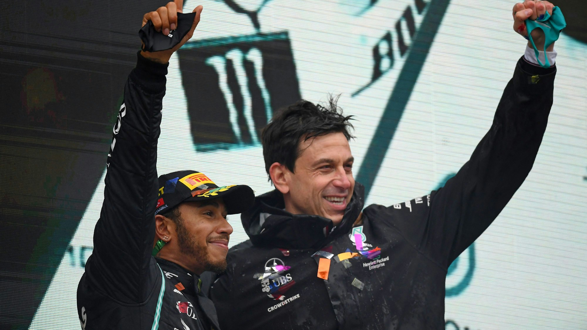 Toto Wolff und Lewis Hamilton feiern einen Sieg Arm in Arm