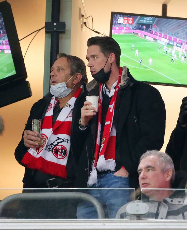 Mark Uth konnte bei der Niederlage gegen den FC Augsburg am 10. Dezember 2021 nur von der Tribüne aus zuschauen.