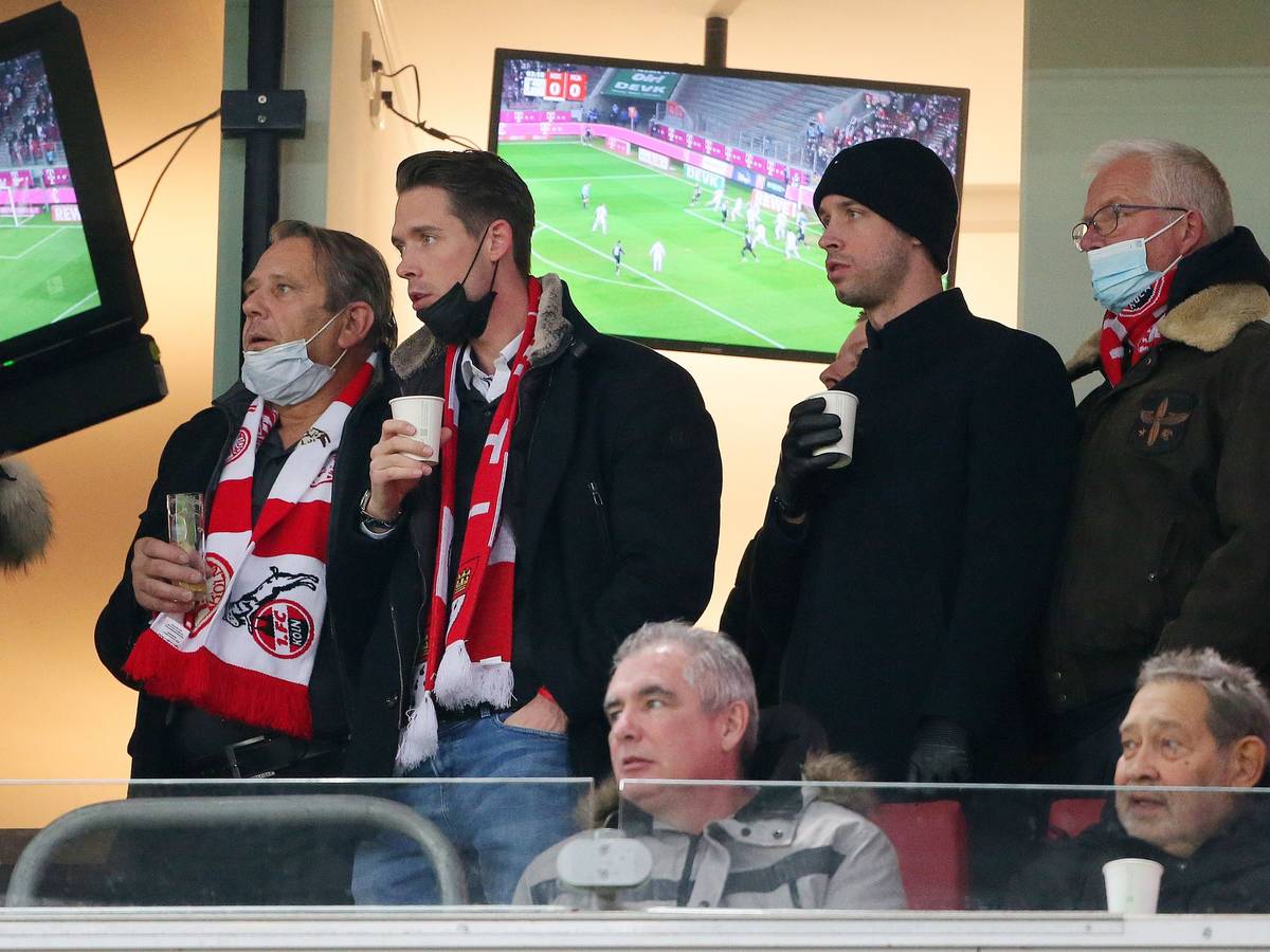 Mark Uth konnte bei der Niederlage gegen den FC Augsburg am 10. Dezember 2021 nur von der Tribüne aus zuschauen.