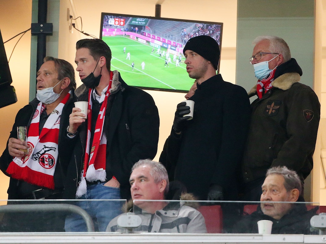 Mark Uth konnte bei der Niederlage gegen den FC Augsburg am 10. Dezember 2021 nur von der Tribüne aus zuschauen.