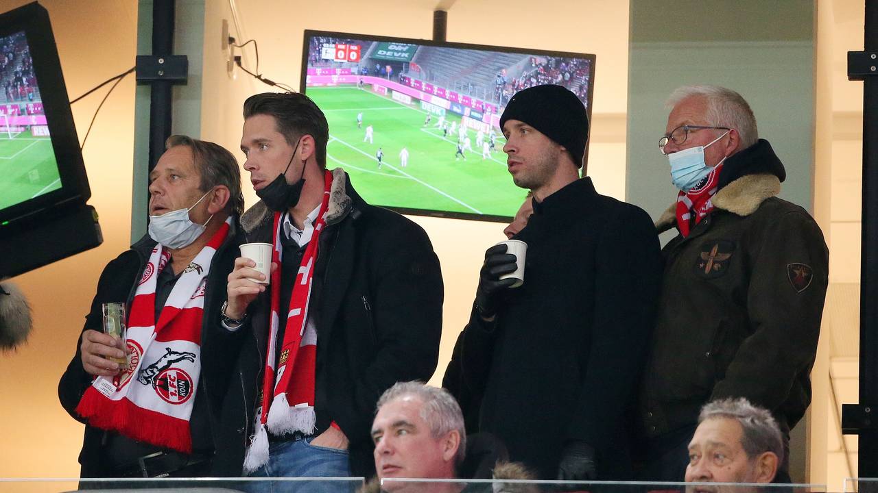 Mark Uth konnte bei der Niederlage gegen den FC Augsburg am 10. Dezember 2021 nur von der Tribüne aus zuschauen.