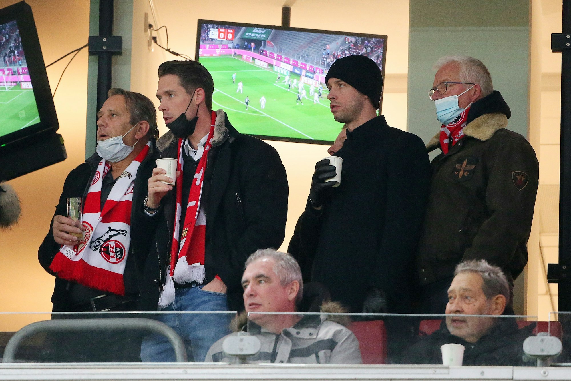 Mark Uth konnte bei der Niederlage gegen den FC Augsburg am 10. Dezember 2021 nur von der Tribüne aus zuschauen.