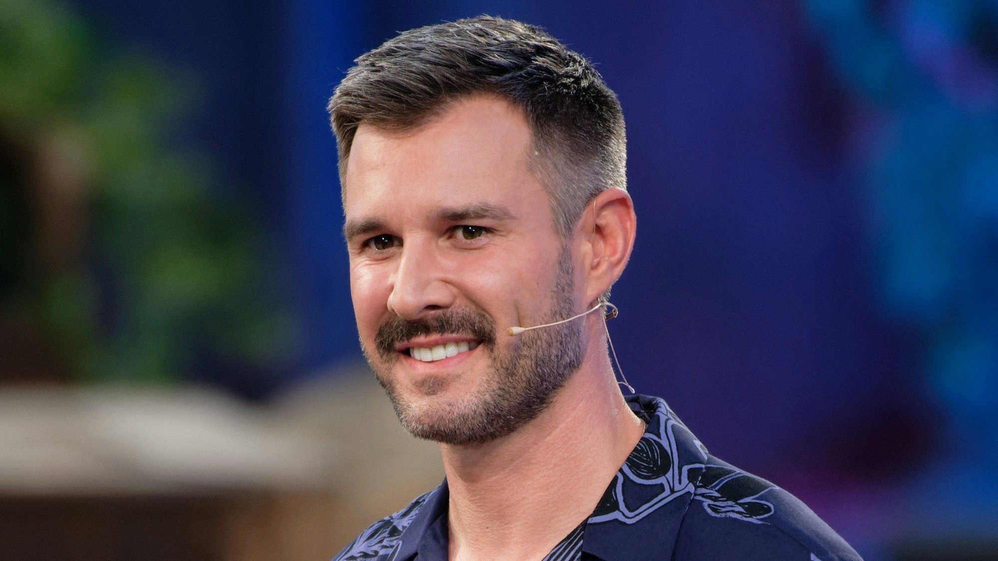 Der Moderator Jochen Schropp steht bei der SAT1 Show «Promi Big Brother» 2020 in Studio.