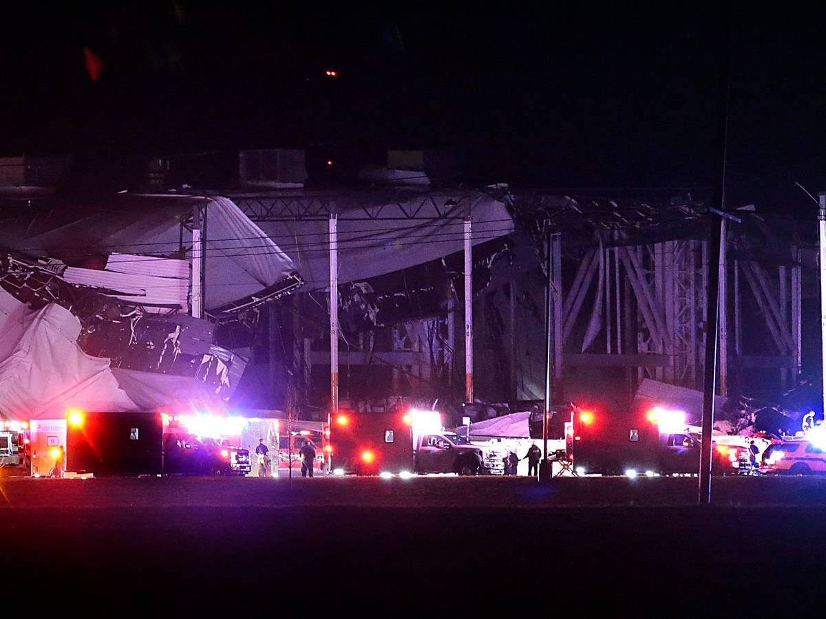Das Amazon-Vertriebszentrum ist teilweise eingestürzt, nachdem es von einem Tornado getroffen wurde. Rettungskräfte hätten eine Anzahl der Eingeschlossenen aus dem Gebäude herausholen können.