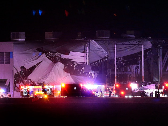 Das Amazon-Vertriebszentrum ist teilweise eingestürzt, nachdem es von einem Tornado getroffen wurde. Rettungskräfte hätten eine Anzahl der Eingeschlossenen aus dem Gebäude herausholen können.