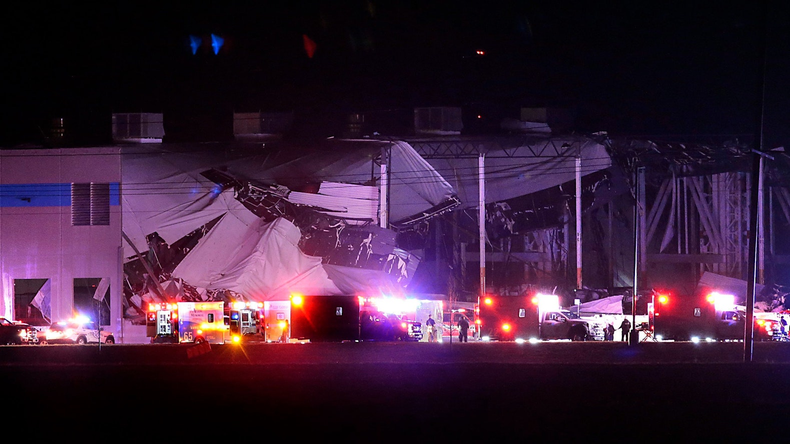 Das Amazon-Vertriebszentrum ist teilweise eingestürzt, nachdem es von einem Tornado getroffen wurde. Rettungskräfte hätten eine Anzahl der Eingeschlossenen aus dem Gebäude herausholen können.