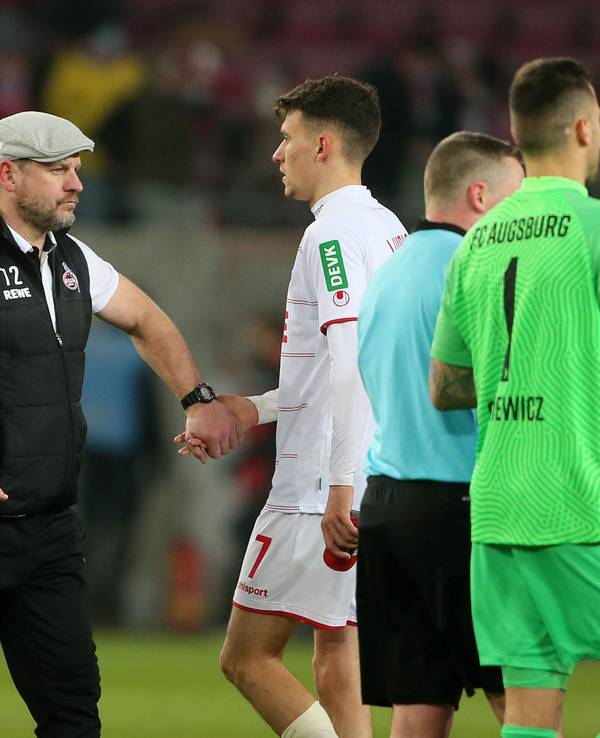 Trainer Steffen Baumgart klatscht nach der Niederlage gegen den FC Augsburg (10. Dezember 2021) mit Dejan Ljubicic und Anthony Modeste ab.