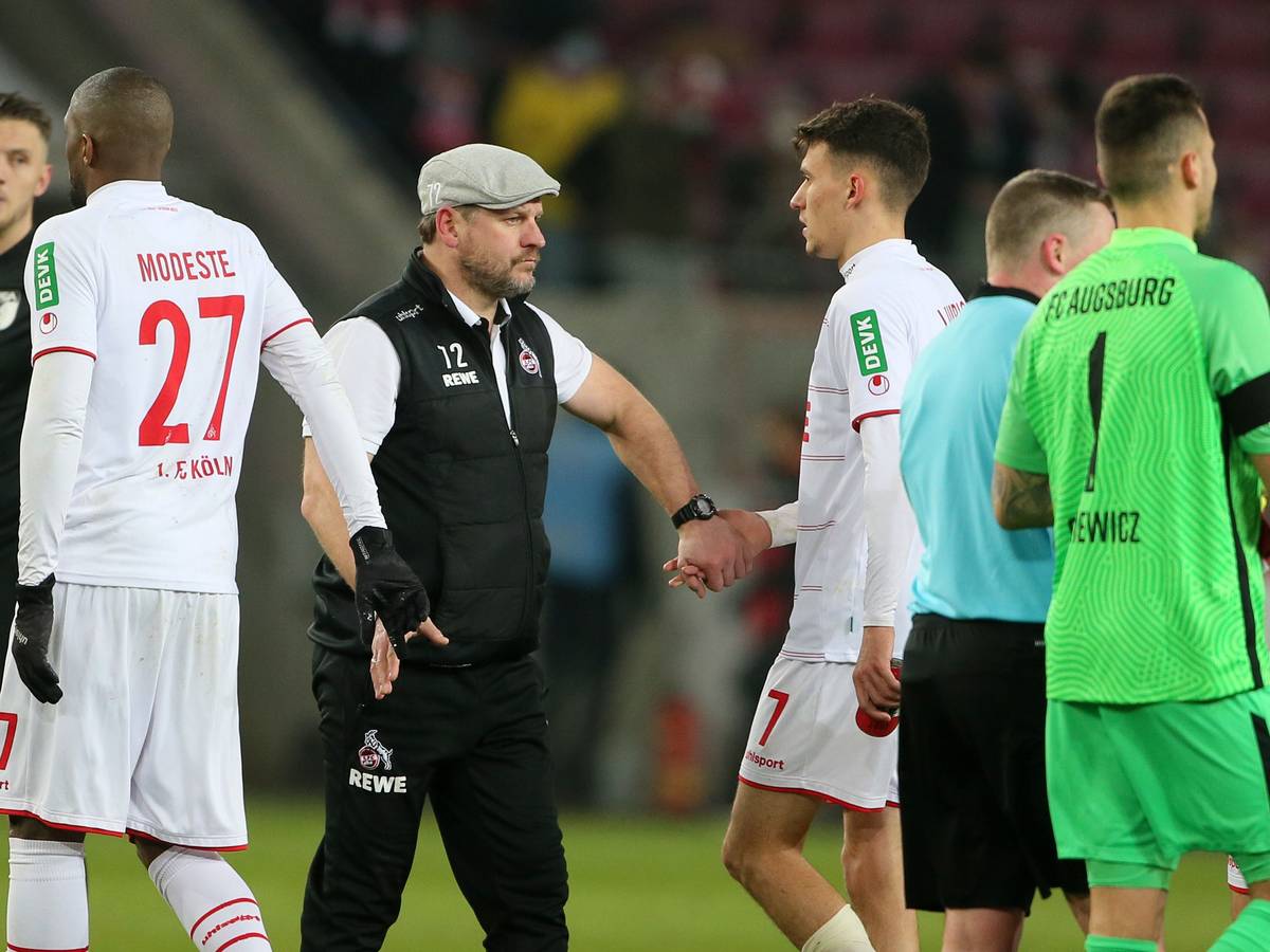 Trainer Steffen Baumgart klatscht nach der Niederlage gegen den FC Augsburg (10. Dezember 2021) mit Dejan Ljubicic und Anthony Modeste ab.
