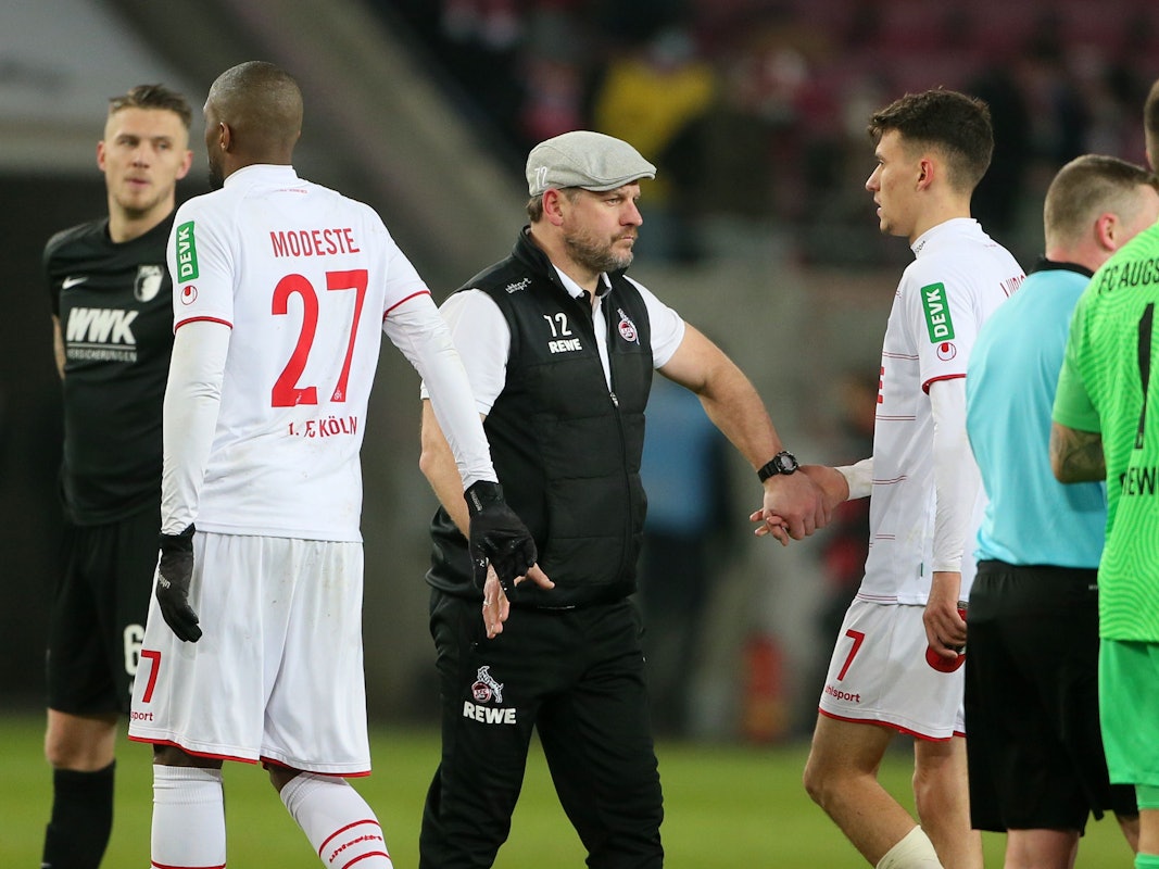 Trainer Steffen Baumgart klatscht nach der Niederlage gegen den FC Augsburg (10. Dezember 2021) mit Dejan Ljubicic und Anthony Modeste ab.