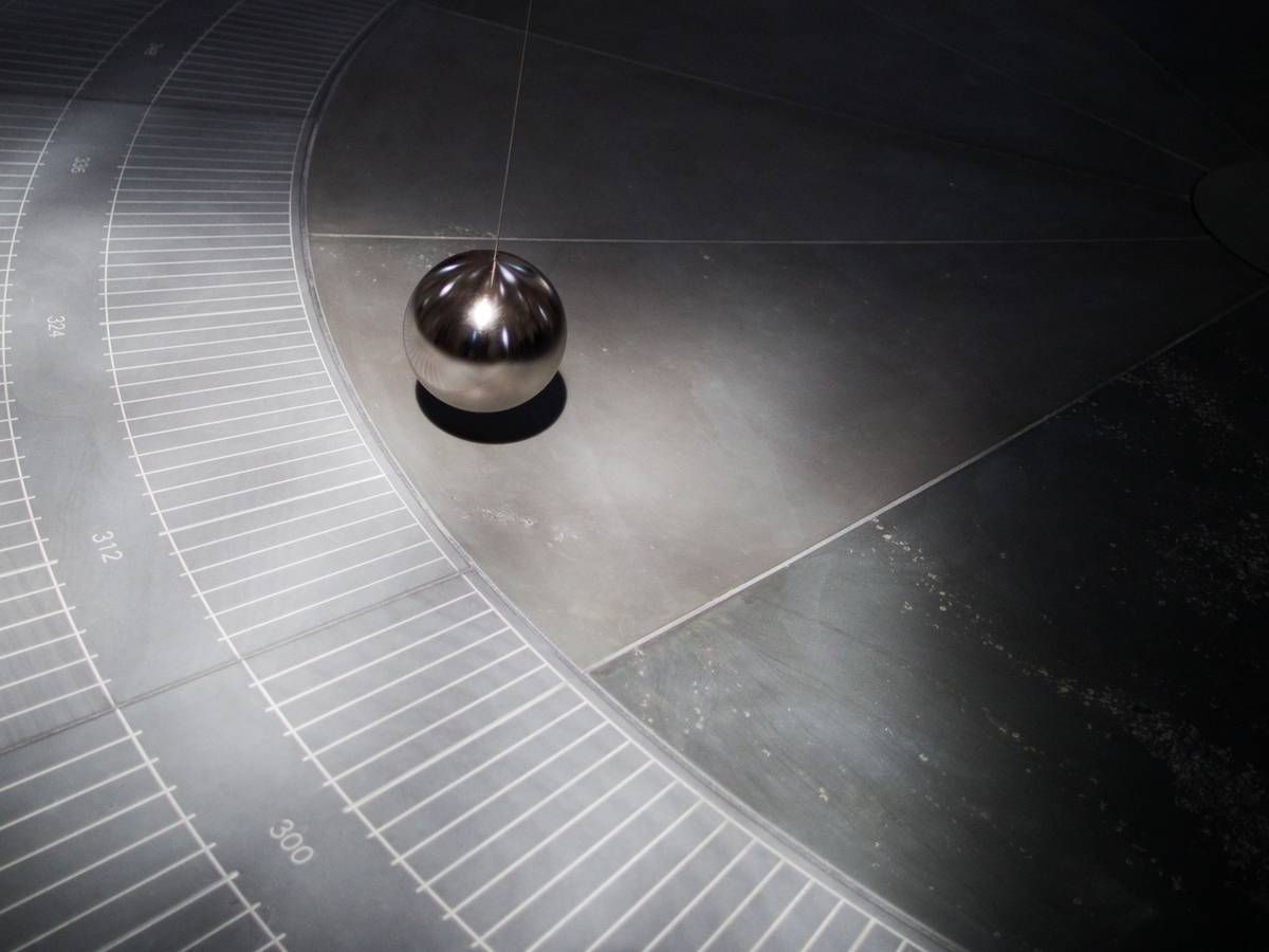 Das Werk „Zwei Graue Doppelspiegel für ein Pendel“ des deutschen Künstlers Gerhard Richter ist in der Dominikanerkirche zu sehen.