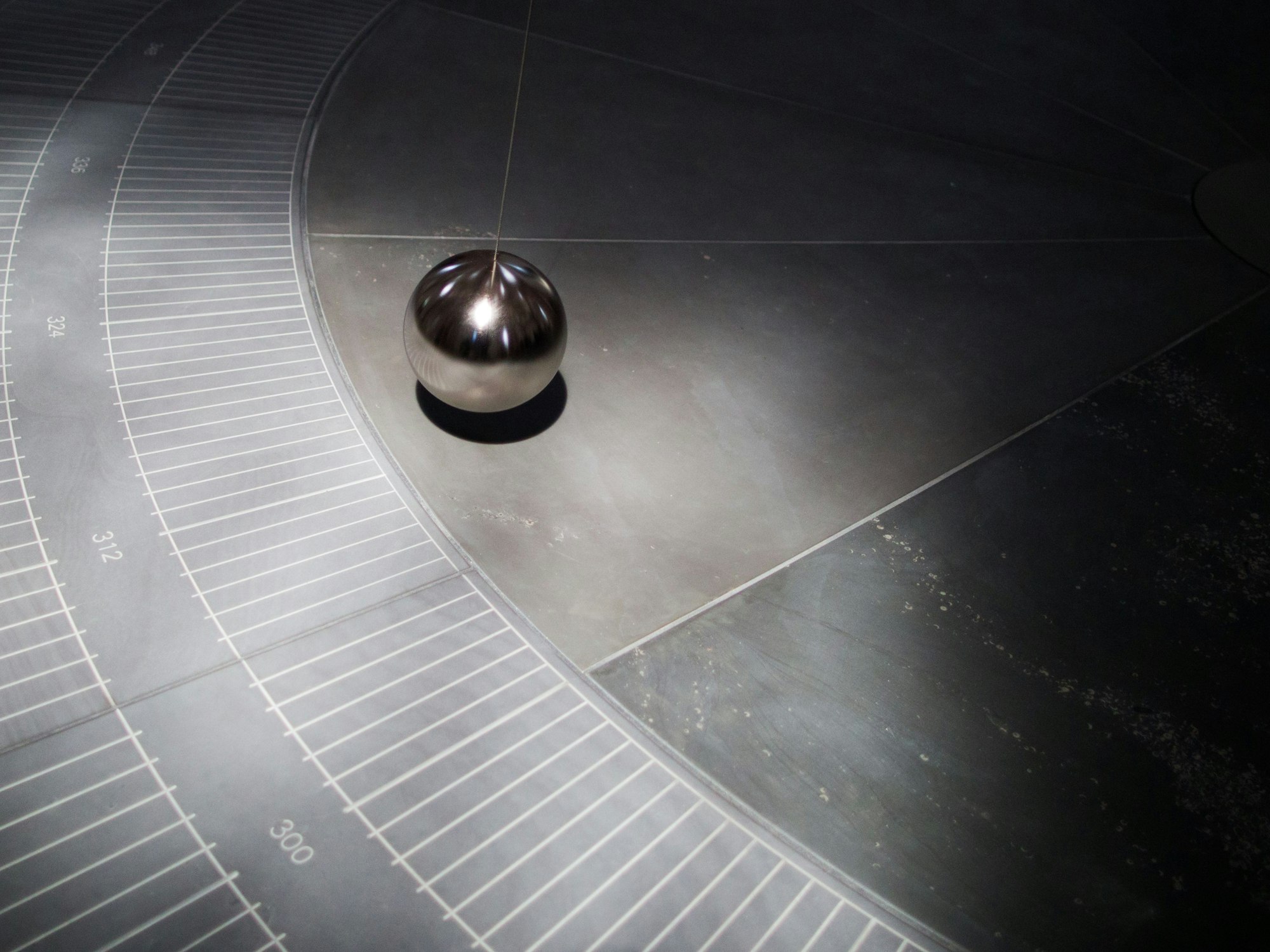 Das Werk „Zwei Graue Doppelspiegel für ein Pendel“ des deutschen Künstlers Gerhard Richter ist in der Dominikanerkirche zu sehen.