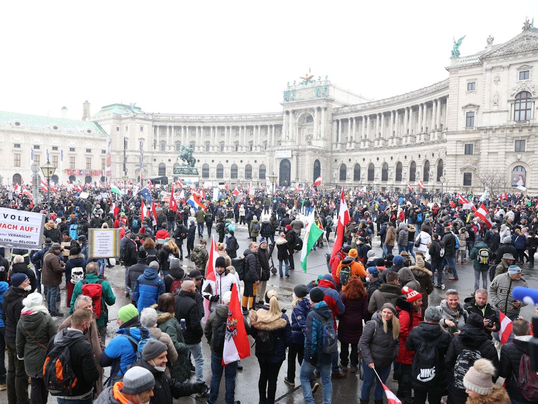 15.000 bis 20.000 Corona-Leugner und Impfgegner haben sich am Samstag (11. Dezember) in Wien versammelt.