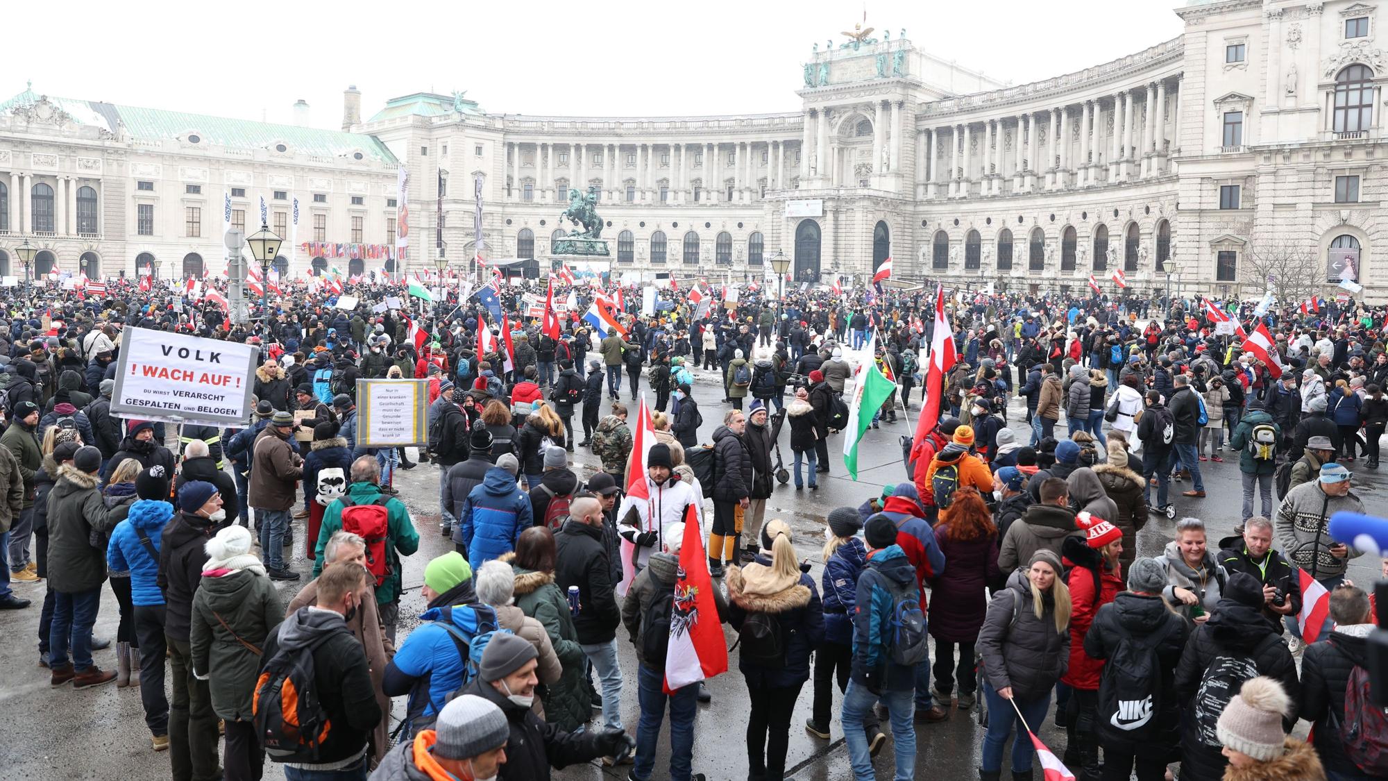 15.000 bis 20.000 Corona-Leugner und Impfgegner haben sich am Samstag (11. Dezember) in Wien versammelt.