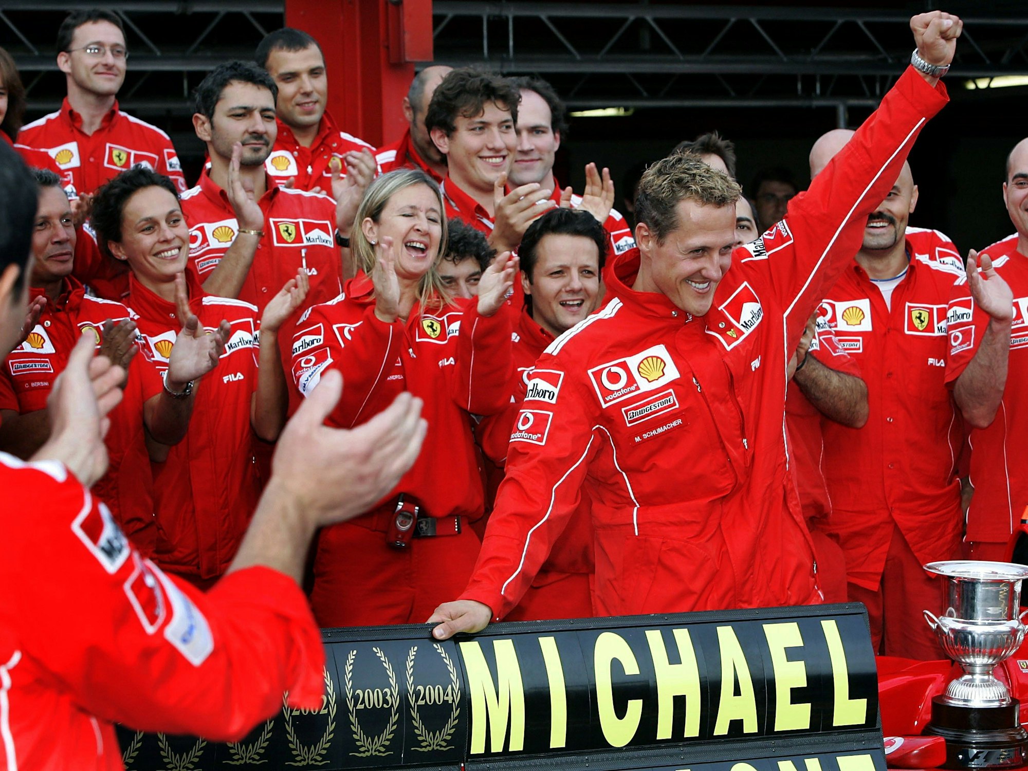 Michael Schumacher feiert seinen siebten Weltmeister-Titel mit Ferrari.