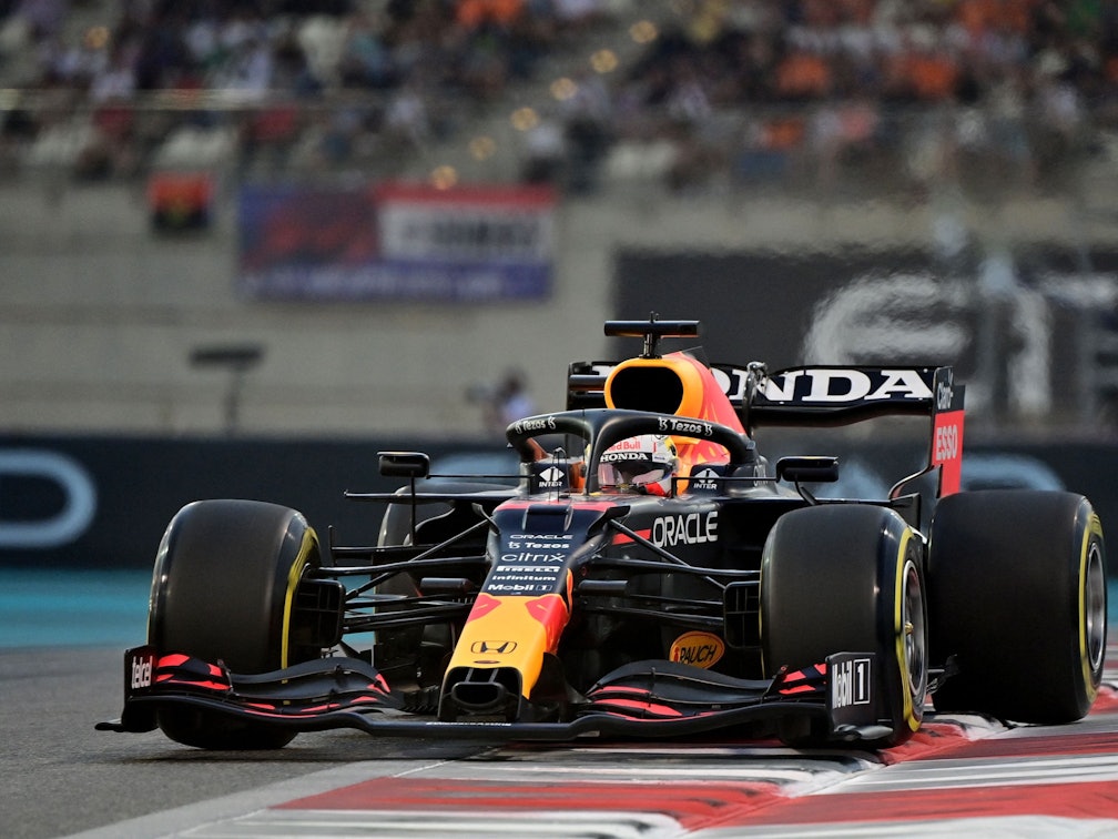 Max Verstappen fährt im Qualifying der Formel 1 in Abu Dhabi
