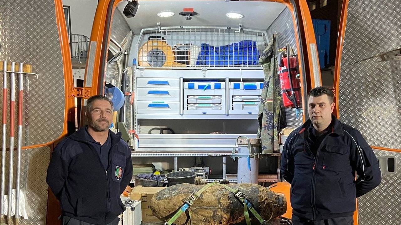 Marcel Biewald (42, links) und Michael Hilgers (34) vom Kampfmittelbeseitigungsdienst neben der entschärften Bombe
