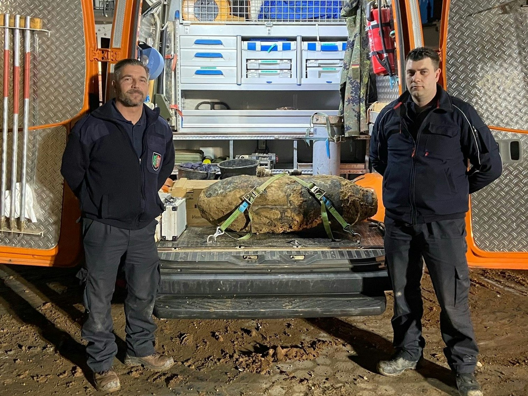 Marcel Biewald (42, links) und Michael Hilgers (34) vom Kampfmittelbeseitigungsdienst neben der entschärften Bombe