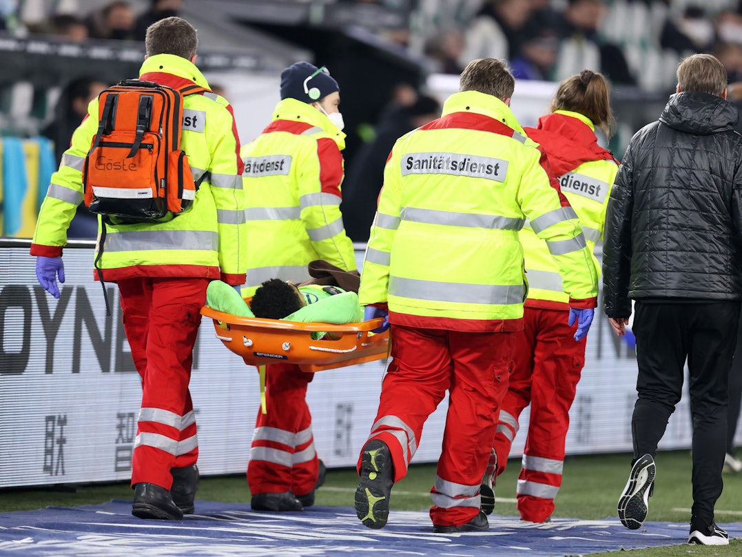 Paulo Otávio wird auf einer Trage abtransportiert