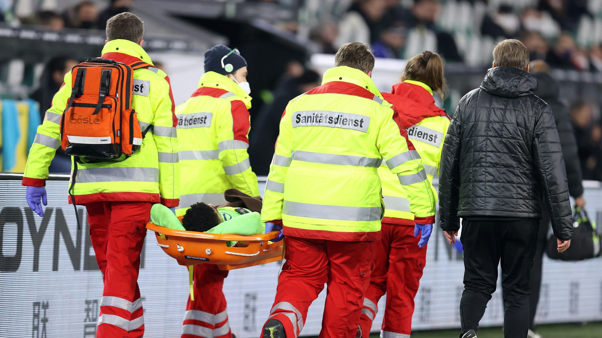 Paulo Otávio wird auf einer Trage abtransportiert