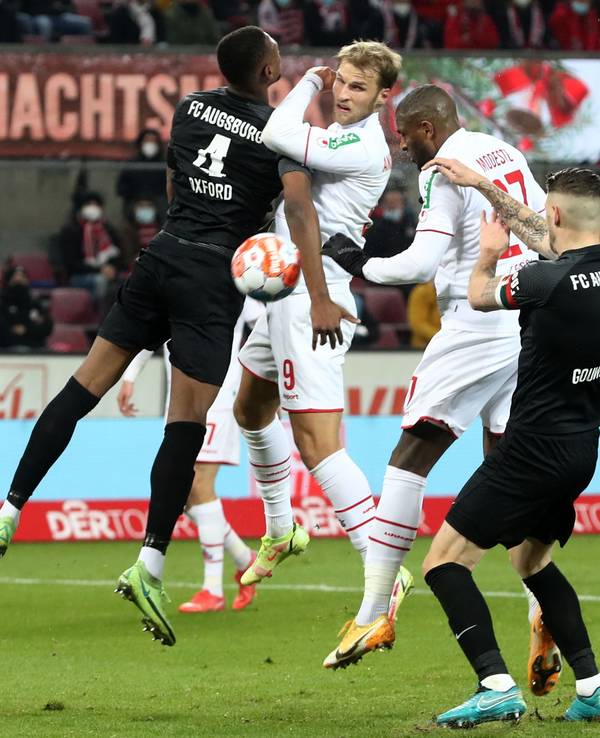 Sebastian Andersson und Anthony Modeste spielen gegen den FC Augsburg.