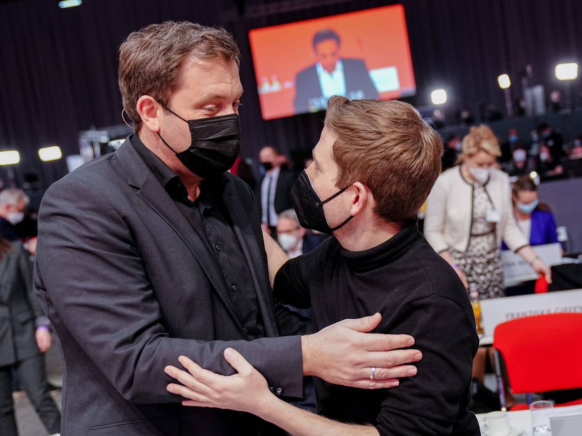 Kevin Kühnert (r), designierter SPD-Generalsekretär, gratuliert Lars Klingbeil, neugewählter SPD-Parteivorsitzender, beim Bundesparteitag ihrer Partei.